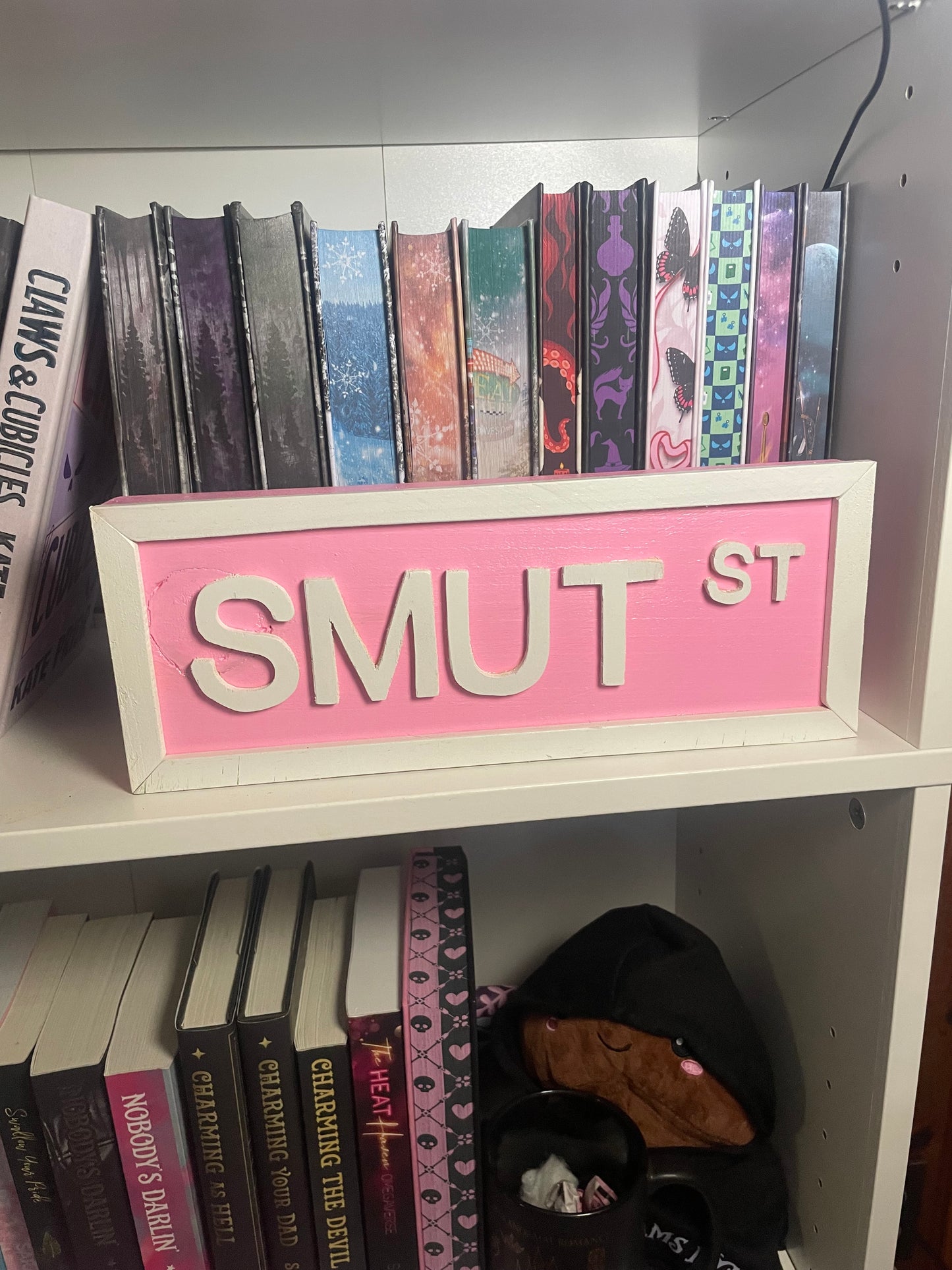 Smut St Wooden Bookshelf Sign
